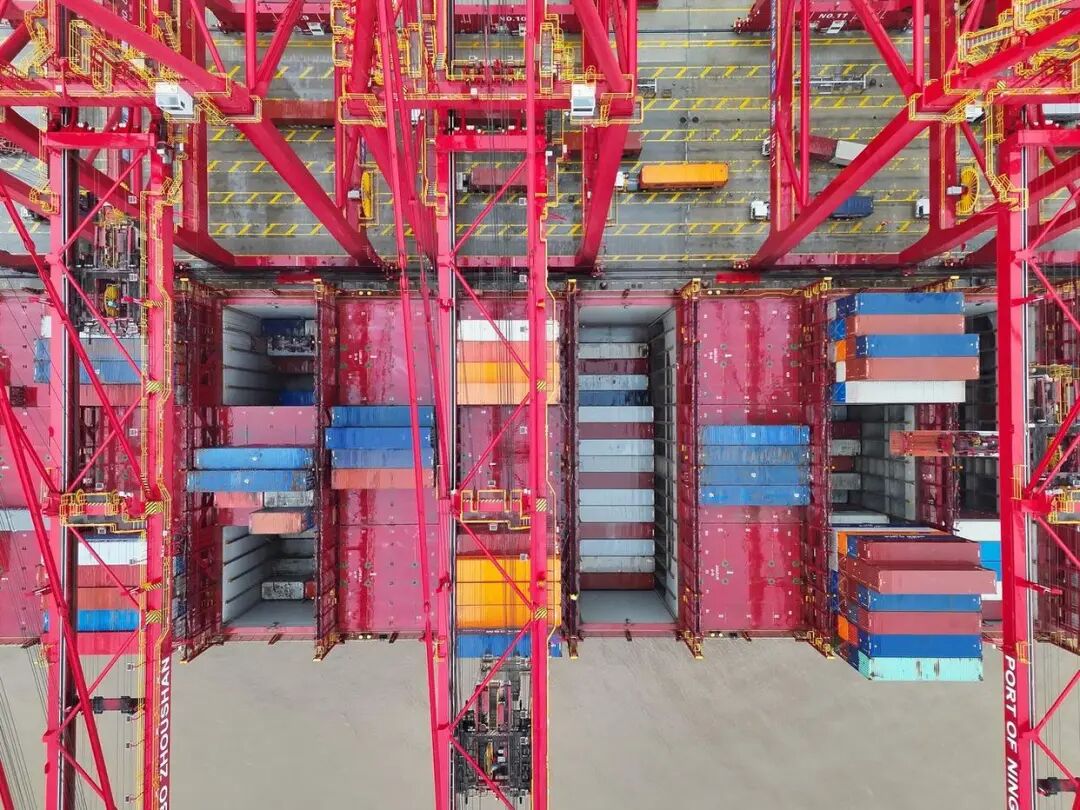 宁波舟山港迎新年首艘"海上巨无霸"，，，内贸集装箱海运开启新篇章