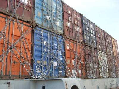 22层楼高的海运集装箱船风浪中屹立不倒是什么原因？？？